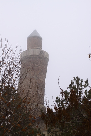 Le même minaret un jour de brouillard