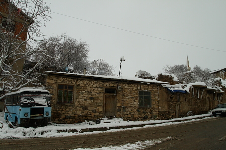 La neige renforce l'impression de désolation de la petite ville de Harput.
